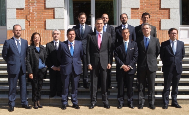 Fotografía de grupo de Su Alteza Real el Príncipe de Asturias con una representación de los socios del despacho en Madrid de la firma de abogados "Her